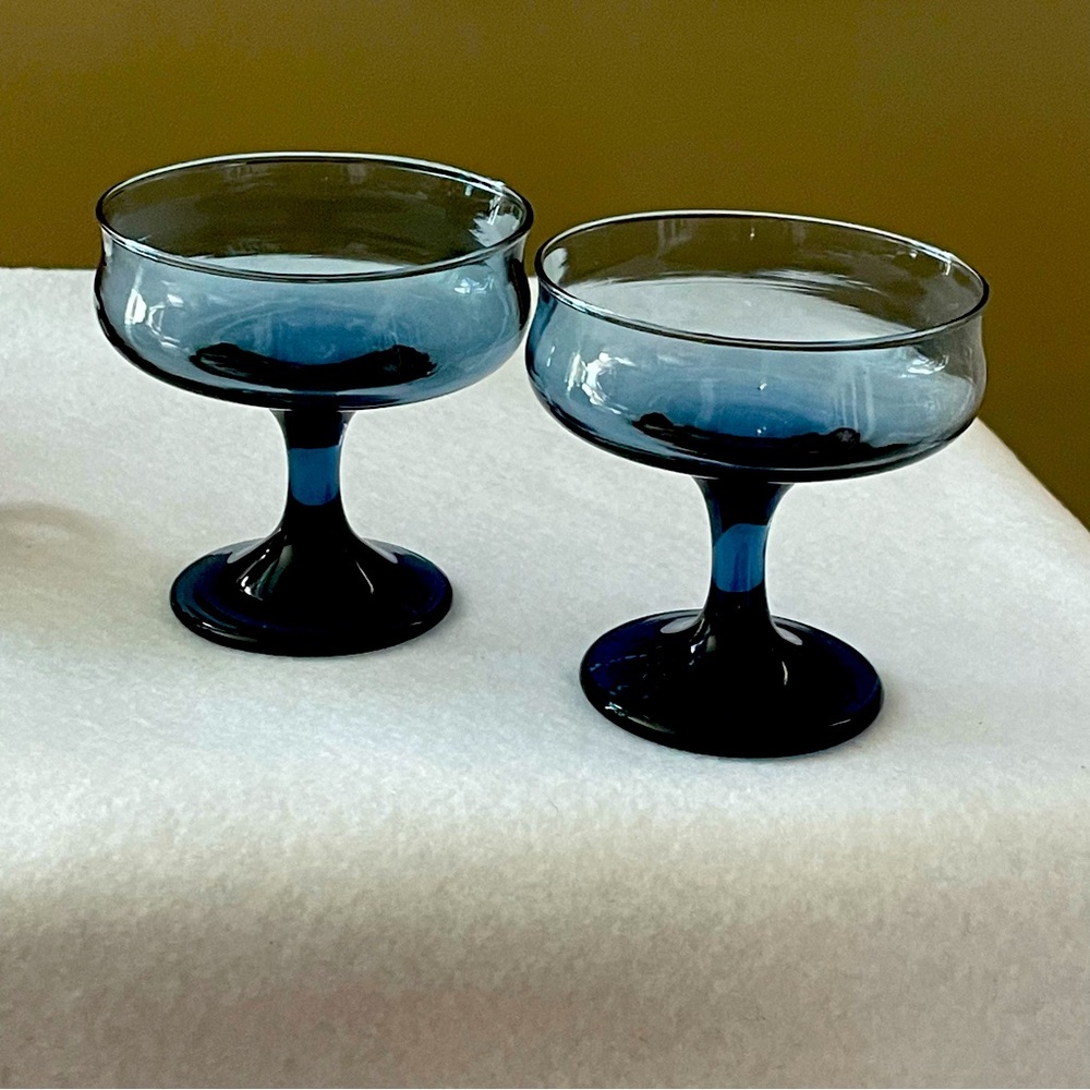 Absolutely Stunning Vintage Pair of Curved Champagne/Sherbert Glasses